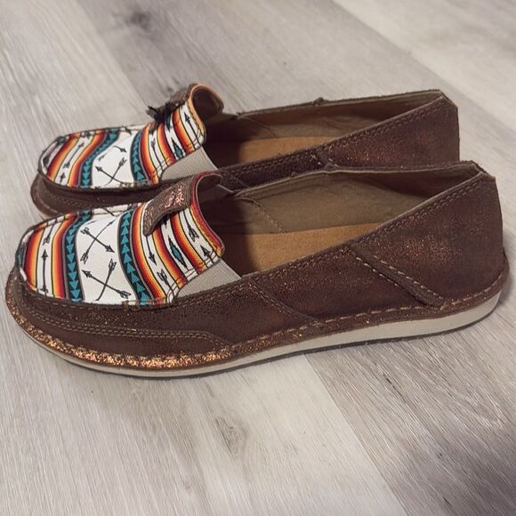 NWT- Ariat- Cruiser slip on shoe- ROSE GOLD/ ARROW PRINT- Size 10 - Picture 3 of 9